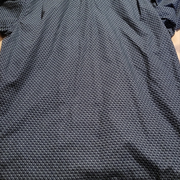 Mens short sleeve button down size XL with geometric design - Picture 2 of 7